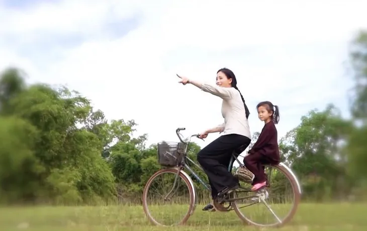 Huyền Trang đánh dấu 10 năm đăng quang quán quân Sao Mai bằng MV Quê ơi - Ảnh 3. Huyền Trang đánh dấu 10 năm đăng quang quán quân Sao Mai bằng MV Quê ơi - Ảnh 3.