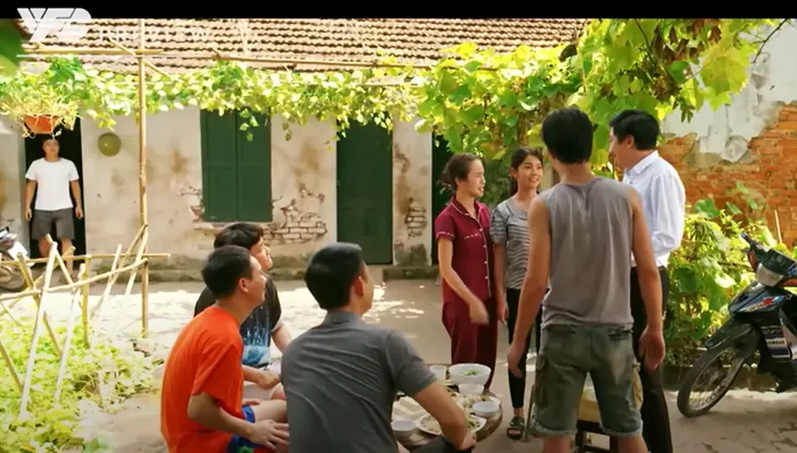 Làng trong phố - Tập 24: Hiếu bị vợ ghen vì món quà của Nhung - Ảnh 3. Làng trong phố - Tập 24: Hiếu bị vợ ghen vì món quà của Nhung - Ảnh 3.