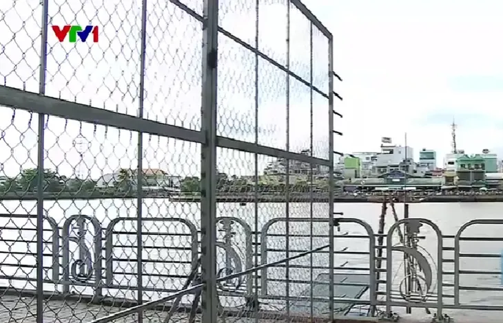 Biến bờ kè công cộng thành không gian riêng - Ảnh 1. Biến bờ kè công cộng thành không gian riêng - Ảnh 1.