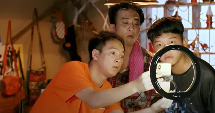 Làng trong phố - Tập 24: Mến chuyển lên thành phố, nhập hội livestream bán hàng - Ảnh 1. Làng trong phố - Tập 24: Mến chuyển lên thành phố, nhập hội livestream bán hàng - Ảnh 1.