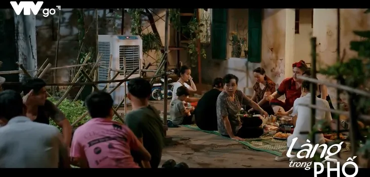 Làng trong phố - Tập 5: Xóm trọ liên hoan mừng Hiếu đoàn tụ với vợ - Ảnh 2. Làng trong phố - Tập 5: Xóm trọ liên hoan mừng Hiếu đoàn tụ với vợ - Ảnh 2.