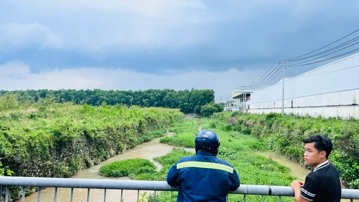 Bình Dương: Điều tra vụ án giết người, cướp của tại kênh thoát nước - Ảnh 1. Bình Dương: Điều tra vụ án giết người, cướp của tại kênh thoát nước - Ảnh 1.
