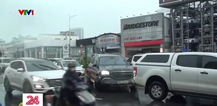 Hà Nội: Giao thông ùn ứ nhiều nơi sau cơn mưa kéo dài từ sáng sớm - Ảnh 1. Hà Nội: Giao thông ùn ứ nhiều nơi sau cơn mưa kéo dài từ sáng sớm - Ảnh 1.