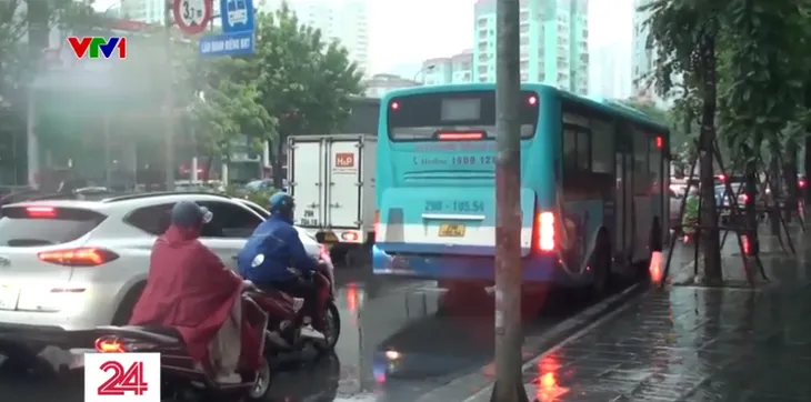 Hà Nội: Giao thông ùn ứ nhiều nơi sau cơn mưa kéo dài từ sáng sớm - Ảnh 2. Hà Nội: Giao thông ùn ứ nhiều nơi sau cơn mưa kéo dài từ sáng sớm - Ảnh 2.