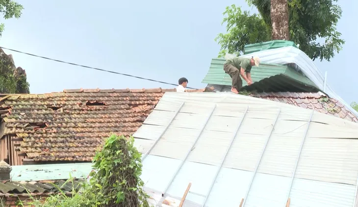 Bình Phước: Dông lốc khiến nhiều căn nhà bị tốc mái - Ảnh 2. Bình Phước: Dông lốc khiến nhiều căn nhà bị tốc mái - Ảnh 2.