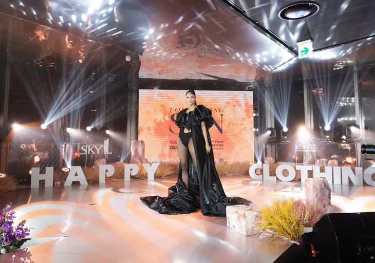 H’Hen Niê “gây sốt với body “cực nuột, tiếp tục làm vedette trong show của NTK Thảo Nguyễn - Ảnh 5. H’Hen Niê “gây sốt với body “cực nuột, tiếp tục làm vedette trong show của NTK Thảo Nguyễn - Ảnh 5.