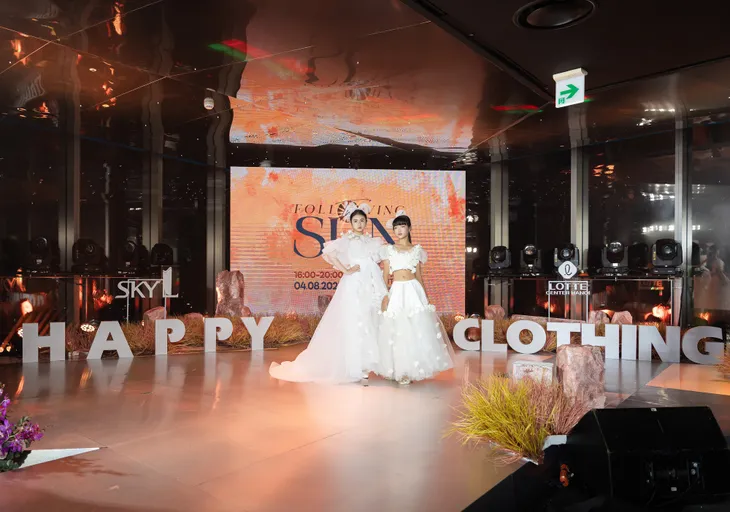H’Hen Niê “gây sốt với body “cực nuột, tiếp tục làm vedette trong show của NTK Thảo Nguyễn - Ảnh 3. H’Hen Niê “gây sốt với body “cực nuột, tiếp tục làm vedette trong show của NTK Thảo Nguyễn - Ảnh 3.