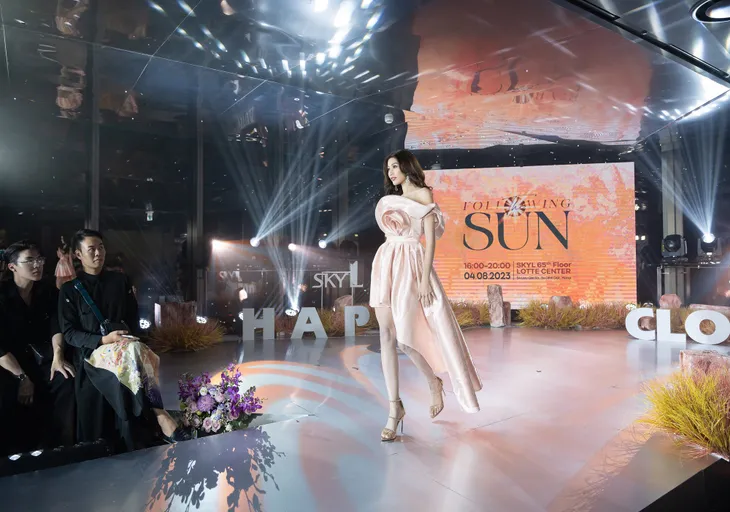 H’Hen Niê “gây sốt với body “cực nuột, tiếp tục làm vedette trong show của NTK Thảo Nguyễn - Ảnh 2. H’Hen Niê “gây sốt với body “cực nuột, tiếp tục làm vedette trong show của NTK Thảo Nguyễn - Ảnh 2.