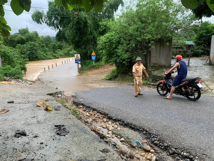 Mưa lớn kéo dài, nhiều tuyến đường ở Hòa Bình và Điện Biên bị sạt lở đất đá - Ảnh 2. Mưa lớn kéo dài, nhiều tuyến đường ở Hòa Bình và Điện Biên bị sạt lở đất đá - Ảnh 2.