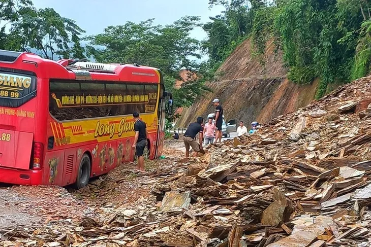 Mưa lớn kéo dài, nhiều tuyến đường ở Hòa Bình và Điện Biên bị sạt lở đất đá - Ảnh 1. Mưa lớn kéo dài, nhiều tuyến đường ở Hòa Bình và Điện Biên bị sạt lở đất đá - Ảnh 1.