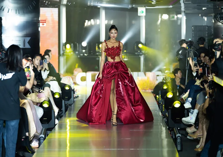H’Hen Niê “gây sốt với body “cực nuột, tiếp tục làm vedette trong show của NTK Thảo Nguyễn - Ảnh 4. H’Hen Niê “gây sốt với body “cực nuột, tiếp tục làm vedette trong show của NTK Thảo Nguyễn - Ảnh 4.