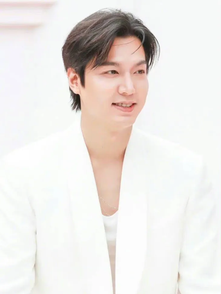Lee Min Ho mất điểm vì béo - Ảnh 3. Lee Min Ho mất điểm vì béo - Ảnh 3.