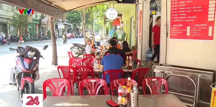 TP. Hồ Chí Minh: Ý kiến trái chiều về mức phí sử dụng lòng đường, vỉa hè - Ảnh 1. TP. Hồ Chí Minh: Ý kiến trái chiều về mức phí sử dụng lòng đường, vỉa hè - Ảnh 1.