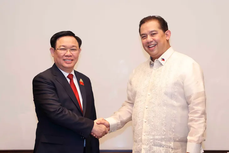 Chủ tịch Quốc hội Vương Đình Huệ gặp Chủ tịch Hạ viện Philippines - Ảnh 1. Chủ tịch Quốc hội Vương Đình Huệ gặp Chủ tịch Hạ viện Philippines - Ảnh 1.