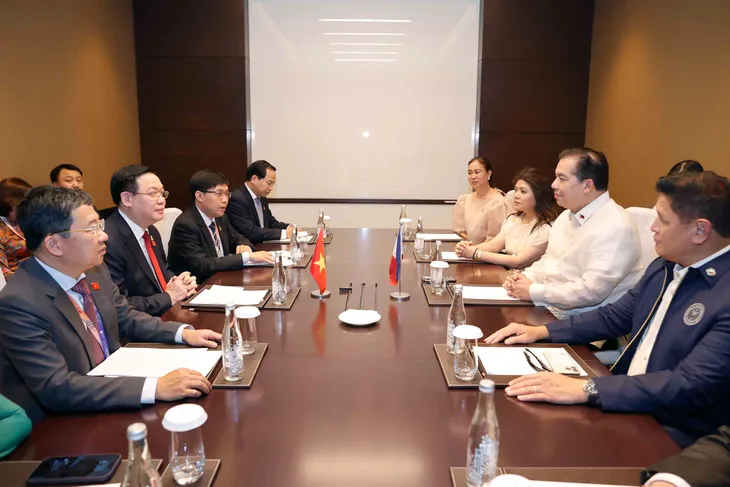 Chủ tịch Quốc hội Vương Đình Huệ gặp Chủ tịch Hạ viện Philippines - Ảnh 2. Chủ tịch Quốc hội Vương Đình Huệ gặp Chủ tịch Hạ viện Philippines - Ảnh 2.