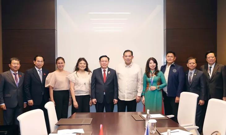 Chủ tịch Quốc hội Vương Đình Huệ gặp Chủ tịch Hạ viện Philippines - Ảnh 4. Chủ tịch Quốc hội Vương Đình Huệ gặp Chủ tịch Hạ viện Philippines - Ảnh 4.