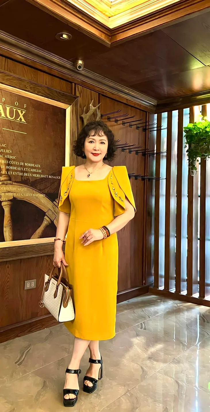 Trang phục đồng bóng của mẹ vợ NSND Minh Hòa - Ảnh 13. Trang phục đồng bóng của mẹ vợ NSND Minh Hòa - Ảnh 13.