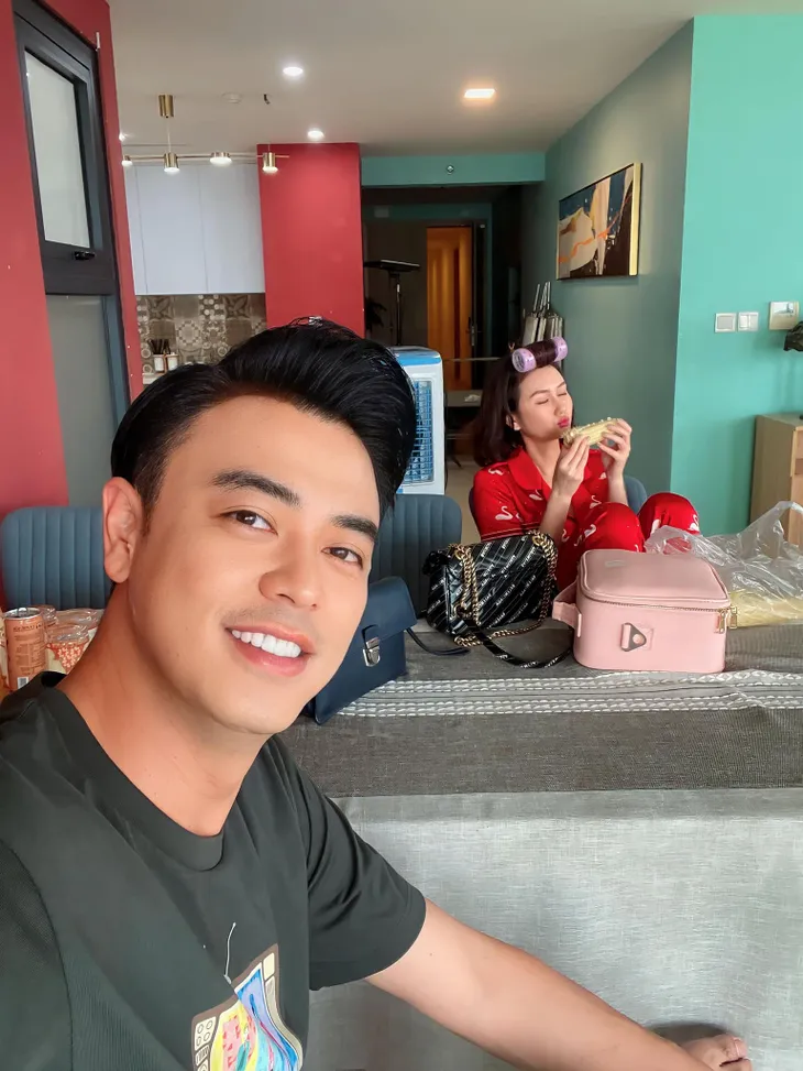 Hình ảnh hậu trường nhí nhố của vợ chồng Tuấn Tú - Hương Giang - Ảnh 3. Hình ảnh hậu trường nhí nhố của vợ chồng Tuấn Tú - Hương Giang - Ảnh 3.