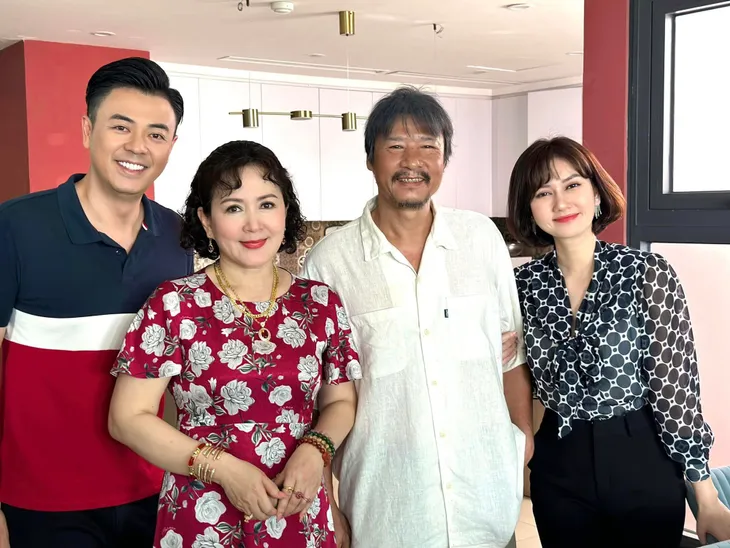 Trang phục đồng bóng của mẹ vợ NSND Minh Hòa - Ảnh 1. Trang phục đồng bóng của mẹ vợ NSND Minh Hòa - Ảnh 1.