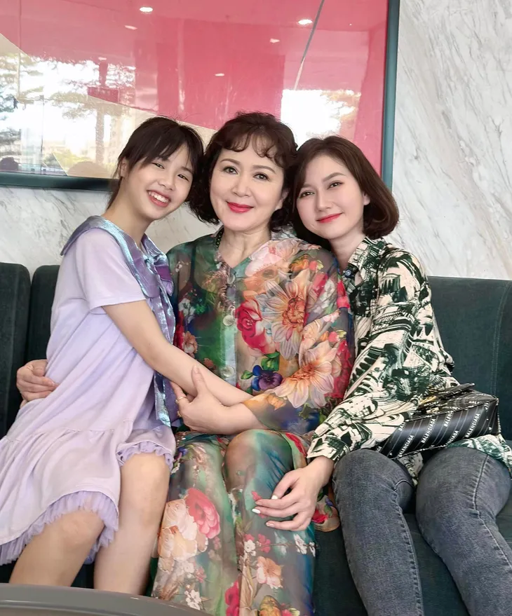 Trang phục đồng bóng của mẹ vợ NSND Minh Hòa - Ảnh 2. Trang phục đồng bóng của mẹ vợ NSND Minh Hòa - Ảnh 2.