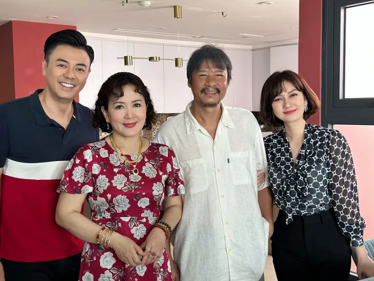 Hình ảnh hậu trường nhí nhố của vợ chồng Tuấn Tú - Hương Giang - Ảnh 8. Hình ảnh hậu trường nhí nhố của vợ chồng Tuấn Tú - Hương Giang - Ảnh 8.