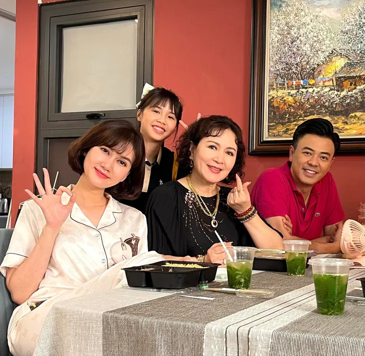 Trang phục đồng bóng của mẹ vợ NSND Minh Hòa - Ảnh 10. Trang phục đồng bóng của mẹ vợ NSND Minh Hòa - Ảnh 10.