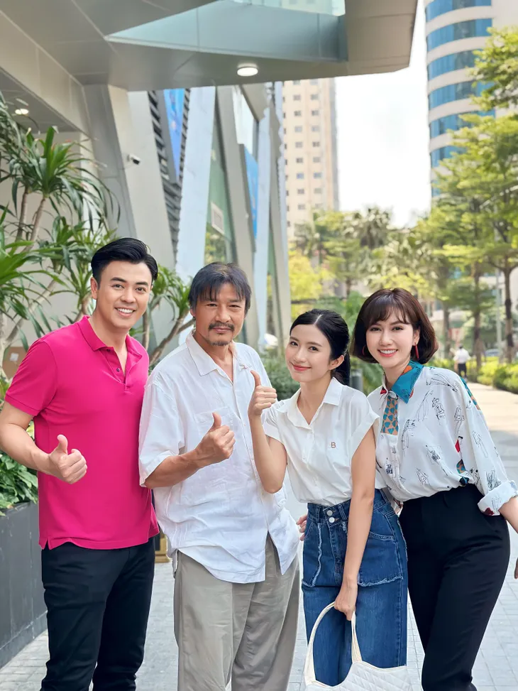 Hình ảnh hậu trường nhí nhố của vợ chồng Tuấn Tú - Hương Giang - Ảnh 1. Hình ảnh hậu trường nhí nhố của vợ chồng Tuấn Tú - Hương Giang - Ảnh 1.