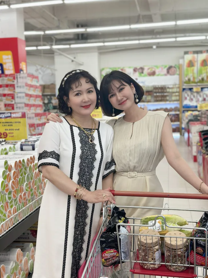 Trang phục đồng bóng của mẹ vợ NSND Minh Hòa - Ảnh 9. Trang phục đồng bóng của mẹ vợ NSND Minh Hòa - Ảnh 9.