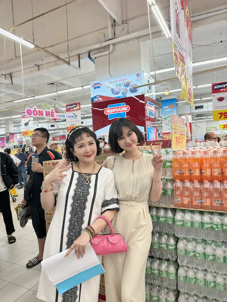 Trang phục đồng bóng của mẹ vợ NSND Minh Hòa - Ảnh 7. Trang phục đồng bóng của mẹ vợ NSND Minh Hòa - Ảnh 7.
