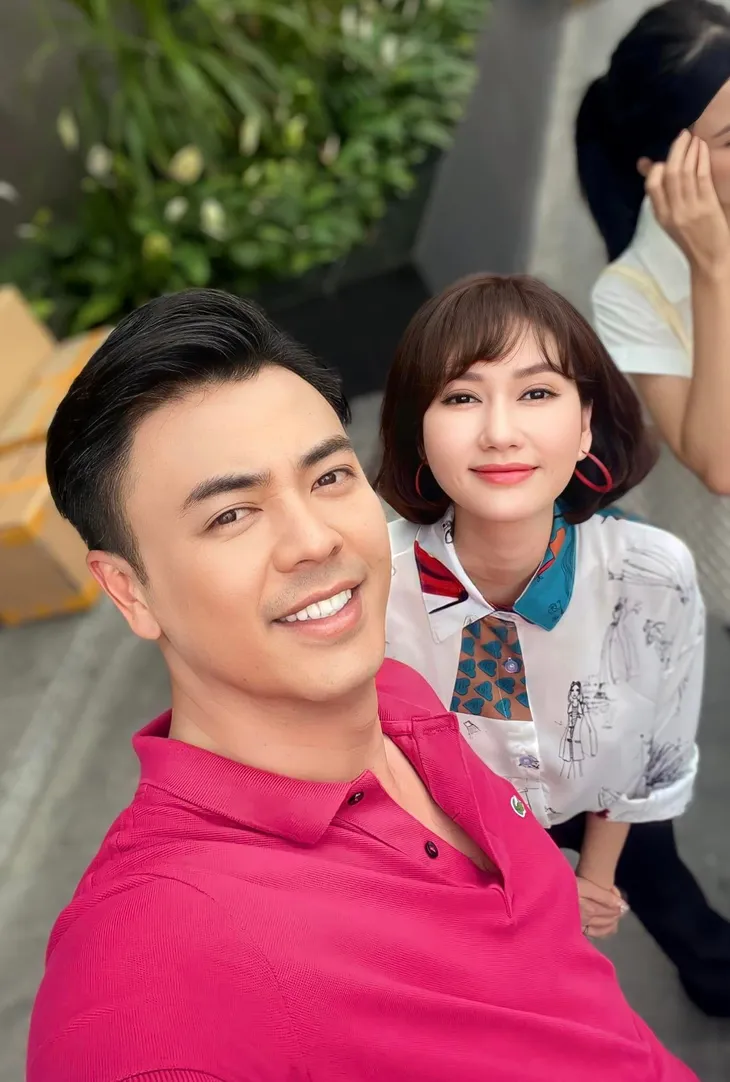 Hình ảnh hậu trường nhí nhố của vợ chồng Tuấn Tú - Hương Giang - Ảnh 2. Hình ảnh hậu trường nhí nhố của vợ chồng Tuấn Tú - Hương Giang - Ảnh 2.