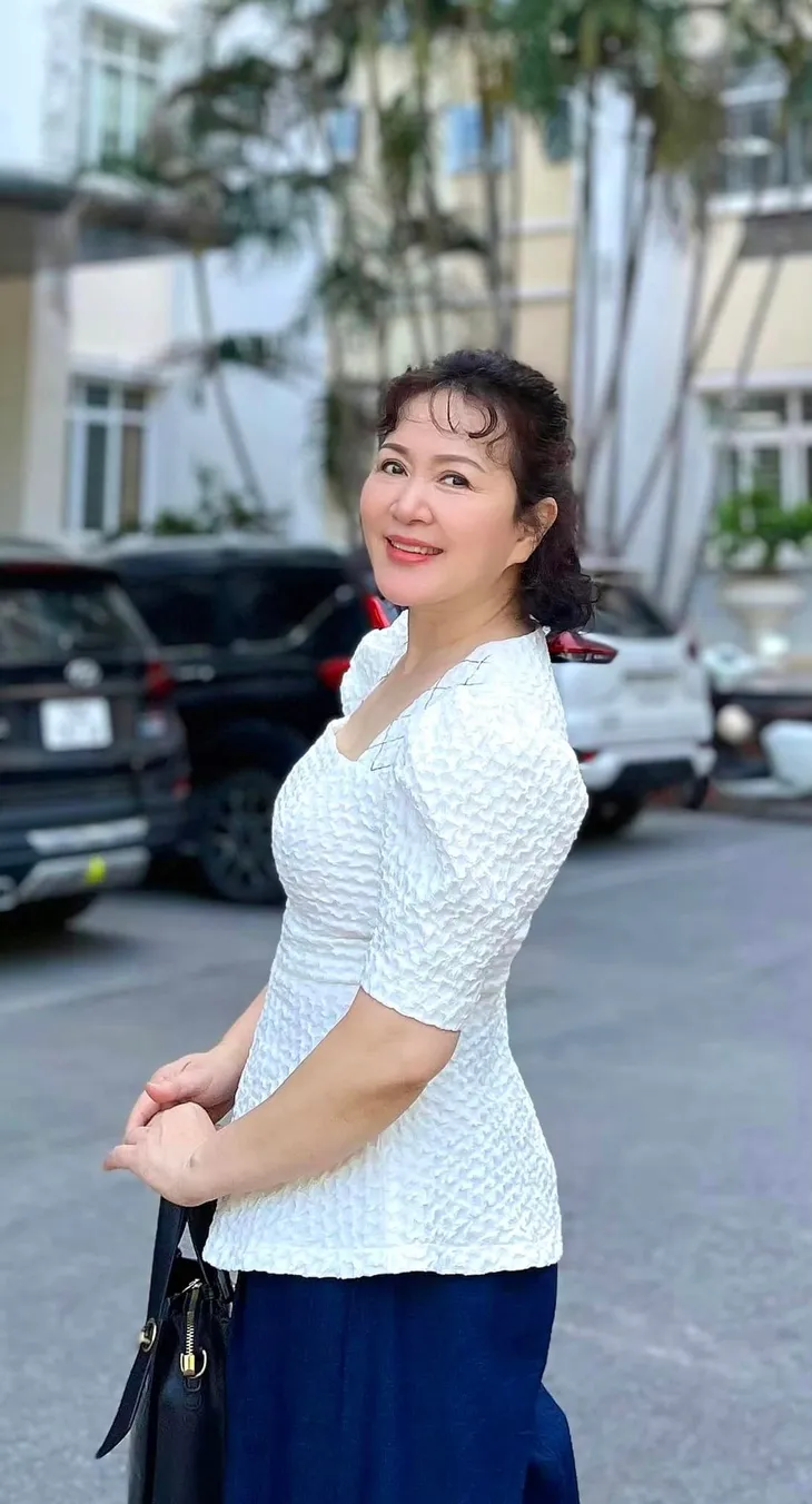 Trang phục đồng bóng của mẹ vợ NSND Minh Hòa - Ảnh 4. Trang phục đồng bóng của mẹ vợ NSND Minh Hòa - Ảnh 4.