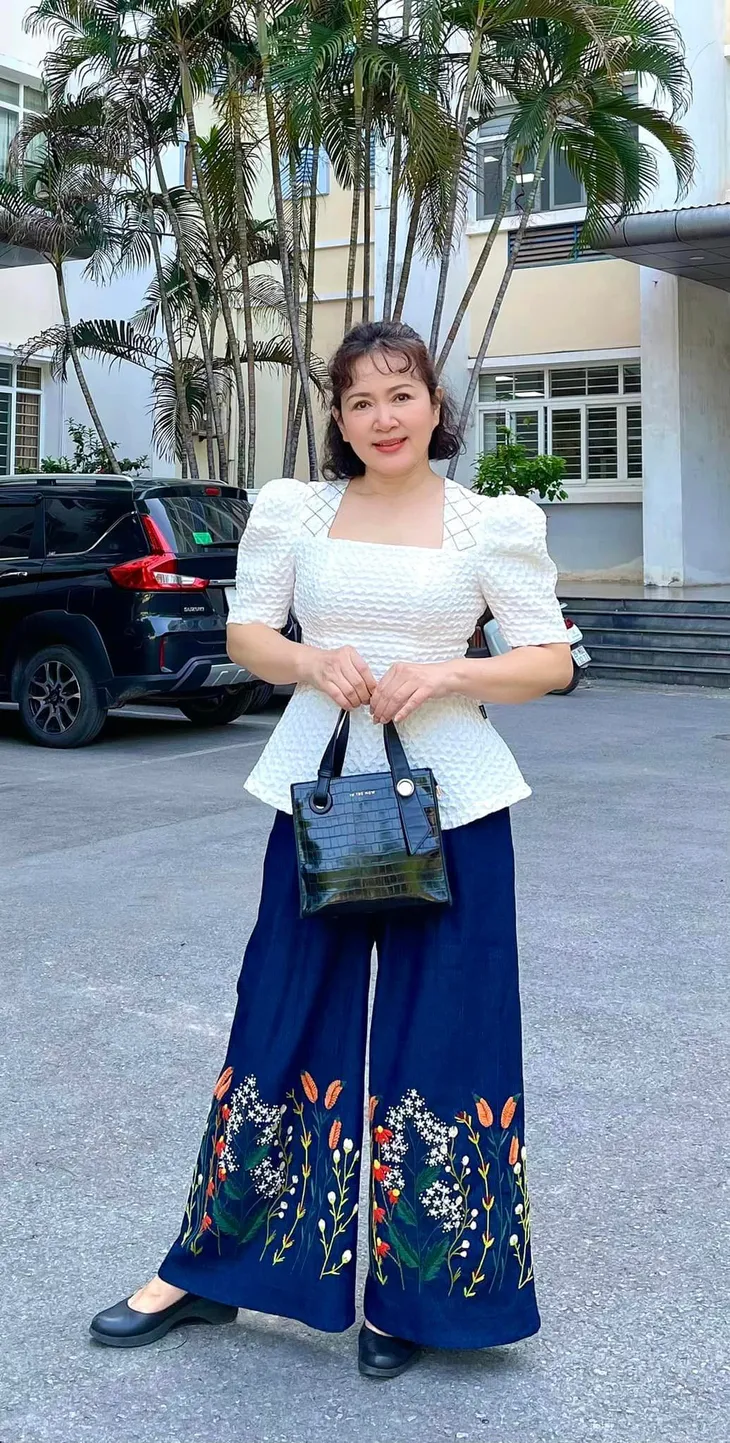 Trang phục đồng bóng của mẹ vợ NSND Minh Hòa - Ảnh 5. Trang phục đồng bóng của mẹ vợ NSND Minh Hòa - Ảnh 5.