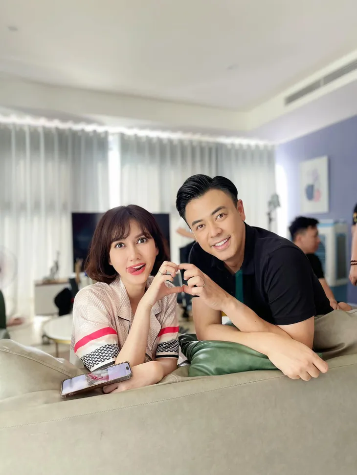 Hình ảnh hậu trường nhí nhố của vợ chồng Tuấn Tú - Hương Giang - Ảnh 4. Hình ảnh hậu trường nhí nhố của vợ chồng Tuấn Tú - Hương Giang - Ảnh 4.