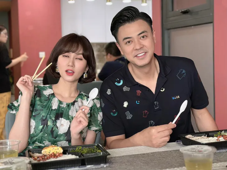 Hình ảnh hậu trường nhí nhố của vợ chồng Tuấn Tú - Hương Giang - Ảnh 7. Hình ảnh hậu trường nhí nhố của vợ chồng Tuấn Tú - Hương Giang - Ảnh 7.