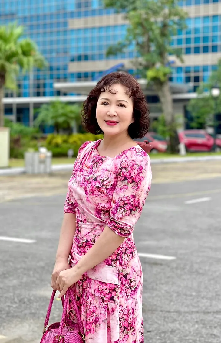 Trang phục đồng bóng của mẹ vợ NSND Minh Hòa - Ảnh 6. Trang phục đồng bóng của mẹ vợ NSND Minh Hòa - Ảnh 6.
