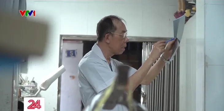 Bác sĩ 15 năm tận tụy làm chân giả cho người khuyết tật - Ảnh 1. Bác sĩ 15 năm tận tụy làm chân giả cho người khuyết tật - Ảnh 1.