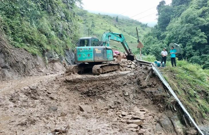 Phân luồng giao thông ở quốc lộ 32 do mưa lũ - Ảnh 2.