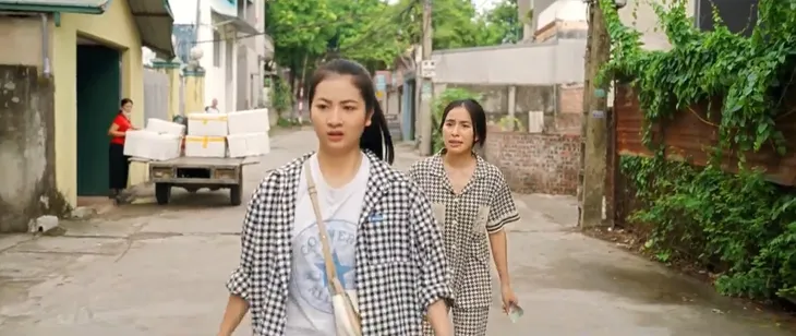 Làng trong phố - Tập 7: Tất tả vừa đón con, vừa ship hàng, Hiếu bất lực chịu bom đơn 2 triệu - Ảnh 1. Làng trong phố - Tập 7: Tất tả vừa đón con, vừa ship hàng, Hiếu bất lực chịu bom đơn 2 triệu - Ảnh 1.