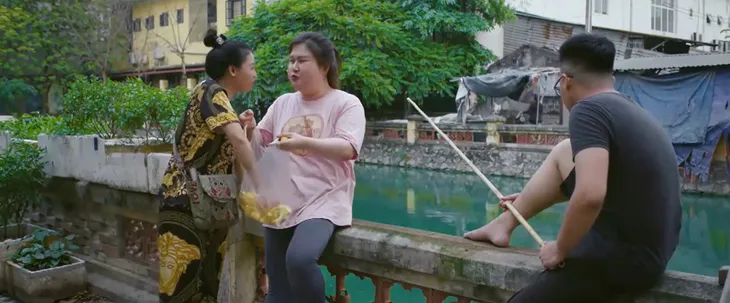 Cô gái xấu tính từ Về nhà đi con đến Làng trong phố, Món quà của cha - Ảnh 6. Cô gái xấu tính từ Về nhà đi con đến Làng trong phố, Món quà của cha - Ảnh 6.