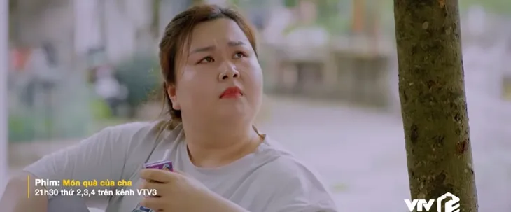 Cô gái xấu tính từ Về nhà đi con đến Làng trong phố, Món quà của cha - Ảnh 5. Cô gái xấu tính từ Về nhà đi con đến Làng trong phố, Món quà của cha - Ảnh 5.