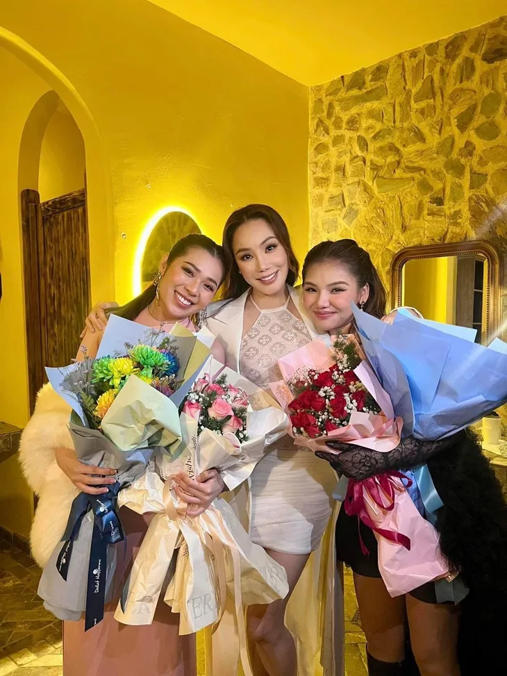 Tăng Thanh Hà hội ngộ Lương Mạnh Hải, Mai Phương Thúy tự nhận đã vào tuổi trung niên - Ảnh 4. Tăng Thanh Hà hội ngộ Lương Mạnh Hải, Mai Phương Thúy tự nhận đã vào tuổi trung niên - Ảnh 4.