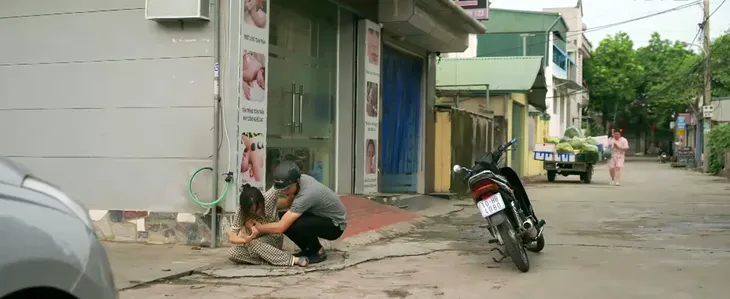 Làng trong phố - Tập 7: Tất tả vừa đón con, vừa ship hàng, Hiếu bất lực chịu bom đơn 2 triệu - Ảnh 3. Làng trong phố - Tập 7: Tất tả vừa đón con, vừa ship hàng, Hiếu bất lực chịu bom đơn 2 triệu - Ảnh 3.