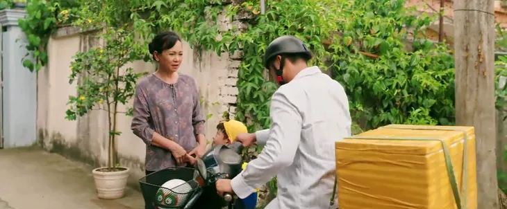 Làng trong phố - Tập 7: Tất tả vừa đón con, vừa ship hàng, Hiếu bất lực chịu bom đơn 2 triệu - Ảnh 13. Làng trong phố - Tập 7: Tất tả vừa đón con, vừa ship hàng, Hiếu bất lực chịu bom đơn 2 triệu - Ảnh 13.