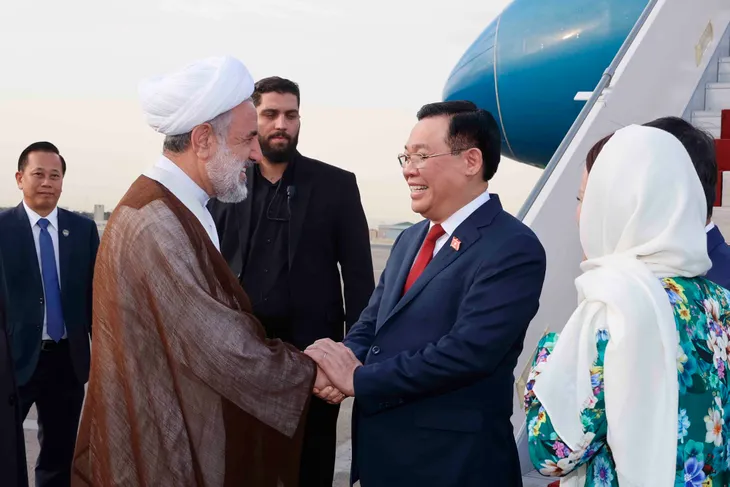 Chủ tịch Quốc hội Vương Đình Huệ đến thủ đô Tehran, bắt đầu thăm chính thức Cộng hòa Hồi giáo Iran - Ảnh 2. Chủ tịch Quốc hội Vương Đình Huệ đến thủ đô Tehran, bắt đầu thăm chính thức Cộng hòa Hồi giáo Iran - Ảnh 2.