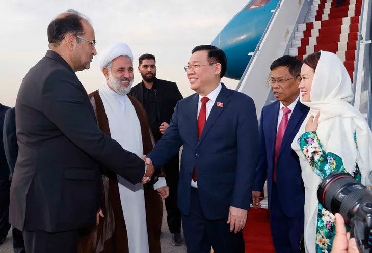 Chủ tịch Quốc hội Vương Đình Huệ đến thủ đô Tehran, bắt đầu thăm chính thức Cộng hòa Hồi giáo Iran - Ảnh 4. Chủ tịch Quốc hội Vương Đình Huệ đến thủ đô Tehran, bắt đầu thăm chính thức Cộng hòa Hồi giáo Iran - Ảnh 4.