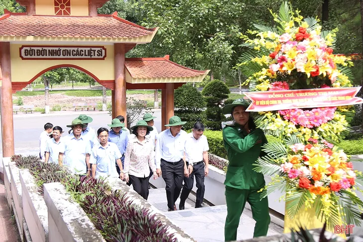 Nỗ lực đưa Hà Tĩnh thành một tỉnh khá - Ảnh 2. Nỗ lực đưa Hà Tĩnh thành một tỉnh khá - Ảnh 2.