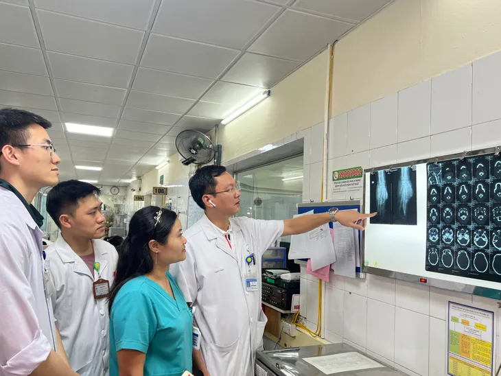 Dùng điện thoại khi đang sạc pin, người phụ nữ đa chấn thương, mù mắt - Ảnh 1. Dùng điện thoại khi đang sạc pin, người phụ nữ đa chấn thương, mù mắt - Ảnh 1.