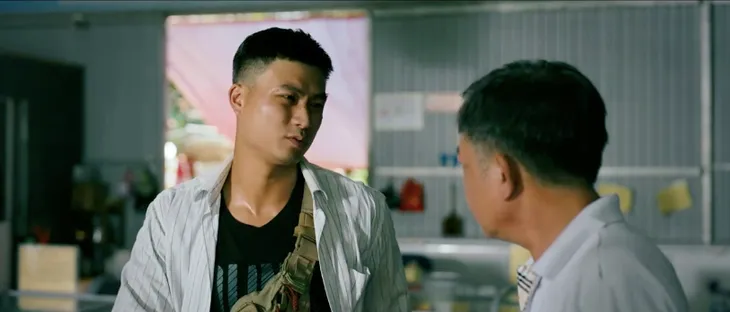 Làng trong phố - Tập 8: Hiếu ghen lồng lộn nghĩ Hoài cặp kè Hùng - Ảnh 3.