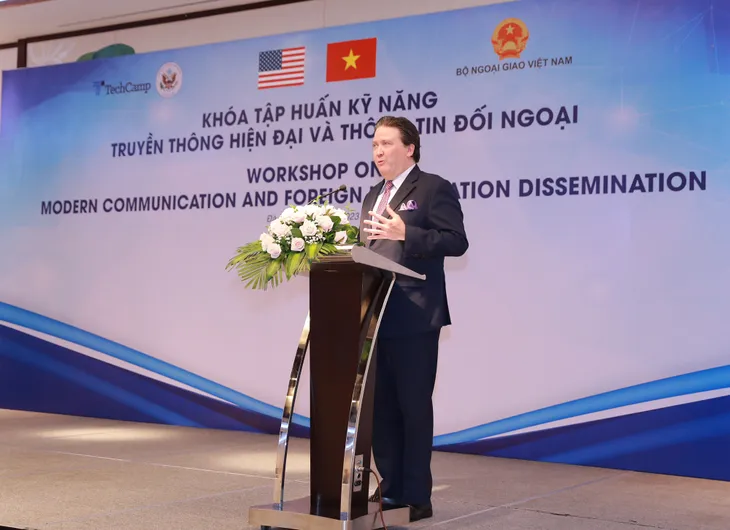 Bộ Ngoại giao phối hợp với ĐSQ Hoa Kỳ tổ chức tập huấn kỹ năng truyền thông hiện đại và thông tin đối ngoại - Ảnh 2. Bộ Ngoại giao phối hợp với ĐSQ Hoa Kỳ tổ chức tập huấn kỹ năng truyền thông hiện đại và thông tin đối ngoại - Ảnh 2.
