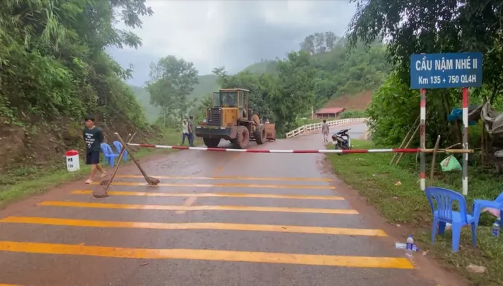 Điện Biên: Tạm dừng lưu thông xe qua cầu Nậm Nhé II, quốc lộ 4H - Ảnh 2. Điện Biên: Tạm dừng lưu thông xe qua cầu Nậm Nhé II, quốc lộ 4H - Ảnh 2.